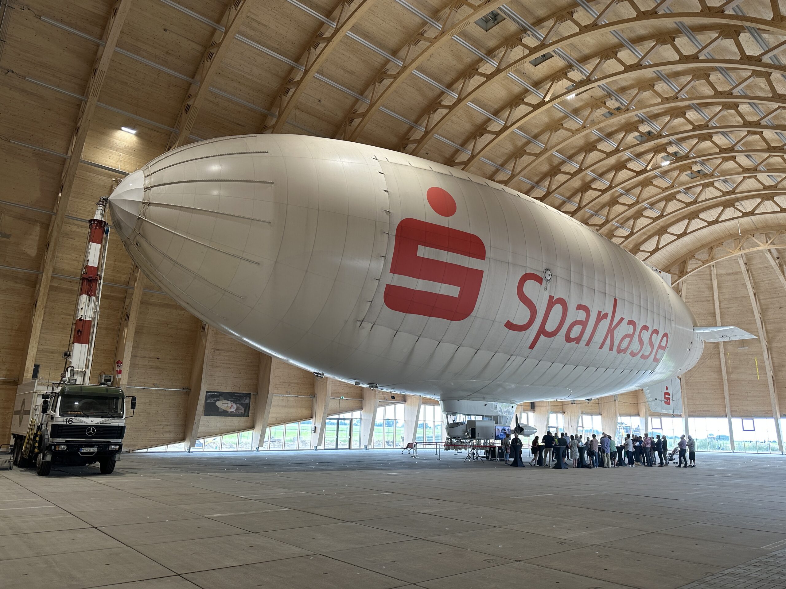 SPD-Fraktion zu Gast in neuer Luftschiffhalle